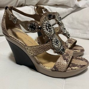Gianni Bini tan snakeskin wedge sandal heels with metal detailing 9M